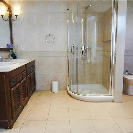 Villa Playa Del Blanca - A Delightful 4 Bedroom - Hot Tub - Walking Distance To The Beach *