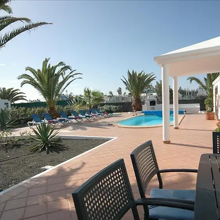 Playa Del Blanca - A Delightful 4 Bedroom - Hot Tub - Walking Distance To The Beach Playa Blanca (Lanzarote)