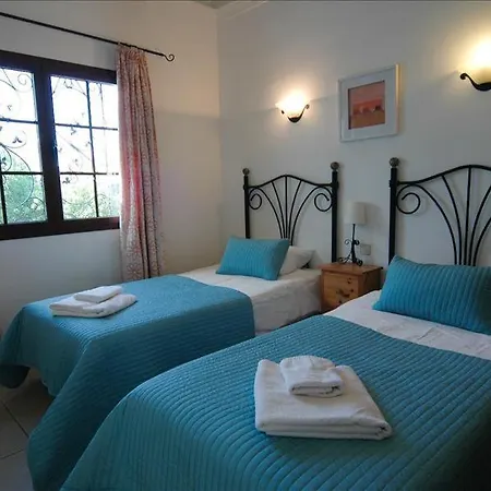 Playa Del Blanca - A Delightful 4 Bedroom - Hot Tub - Walking Distance To The Beach Playa Blanca (Lanzarote)