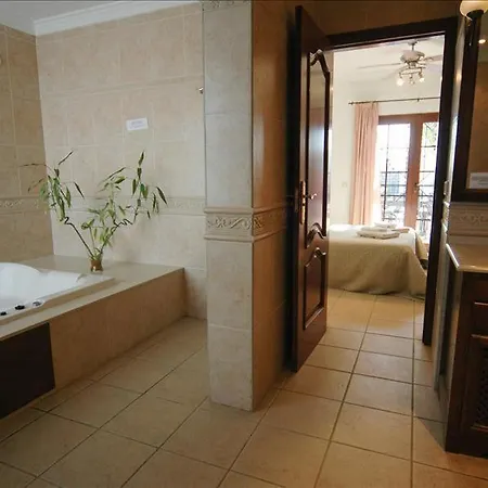 Villa Playa Del Blanca - A Delightful 4 Bedroom - Hot Tub - Walking Distance To The Beach Playa Blanca (Lanzarote)