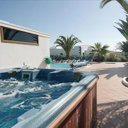 Playa Del Blanca - A Delightful 4 Bedroom - Hot Tub - Walking Distance To The Beach Villa *