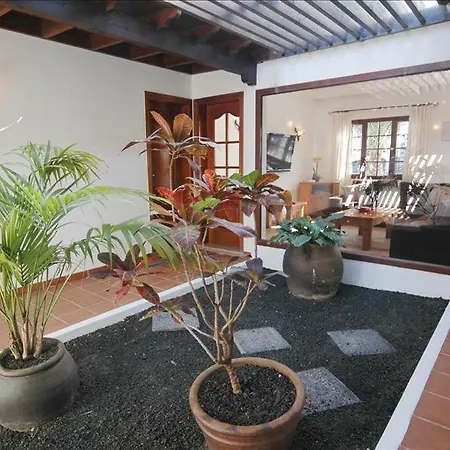Playa Del Blanca - A Delightful 4 Bedroom - Hot Tub - Walking Distance To The Beach וילה *
