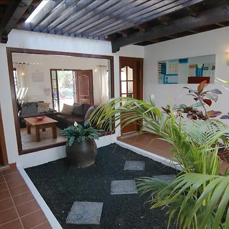 Playa Del Blanca - A Delightful 4 Bedroom - Hot Tub - Walking Distance To The Beach Playa Blanca (Lanzarote)