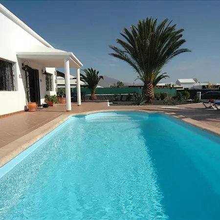 Villa Playa Del Blanca - A Delightful 4 Bedroom - Hot Tub - Walking Distance To The Beach *