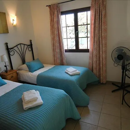 Playa Del Blanca - A Delightful 4 Bedroom - Hot Tub - Walking Distance To The Beach Villa Playa Blanca (Lanzarote)