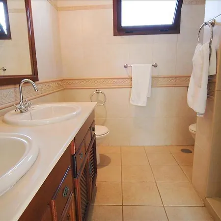 Playa Del Blanca - A Delightful 4 Bedroom - Hot Tub - Walking Distance To The Beach *