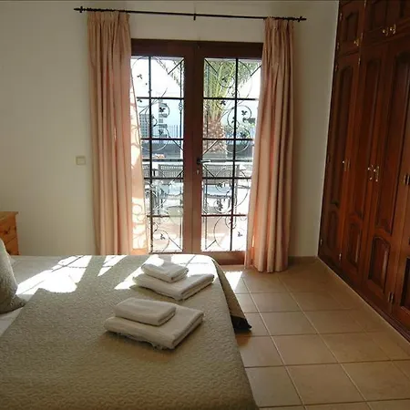 Playa Del Blanca - A Delightful 4 Bedroom - Hot Tub - Walking Distance To The Beach