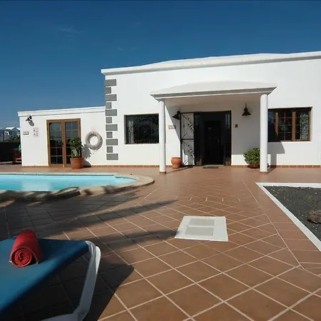 Playa Del Blanca - A Delightful 4 Bedroom - Hot Tub - Walking Distance To The Beach