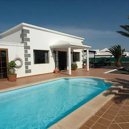 Playa Del Blanca - A Delightful 4 Bedroom - Hot Tub - Walking Distance To The Beach Villa Playa Blanca (Lanzarote)