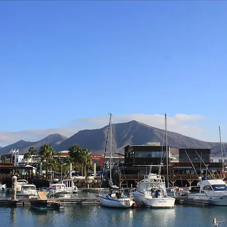 Playa Del Blanca - A Delightful 4 Bedroom - Hot Tub - Walking Distance To The Beach *