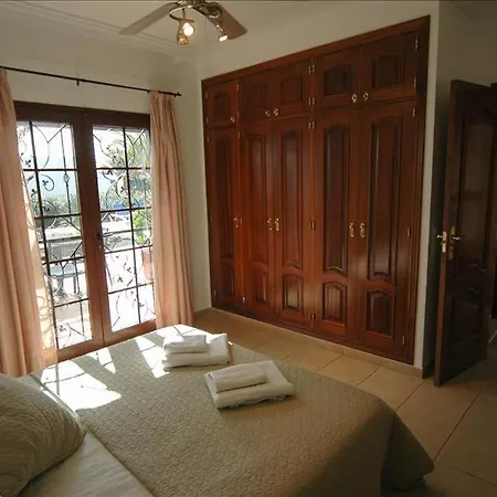 Playa Del Blanca - A Delightful 4 Bedroom - Hot Tub - Walking Distance To The Beach וילה פלאיה בלנקה