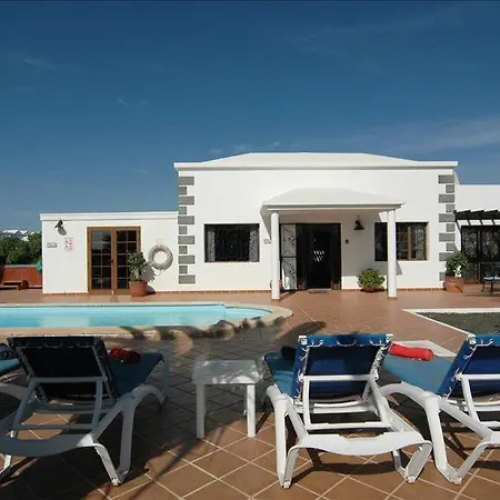 Playa Del Blanca - A Delightful 4 Bedroom - Hot Tub - Walking Distance To The Beach Villa Playa Blanca (Lanzarote)