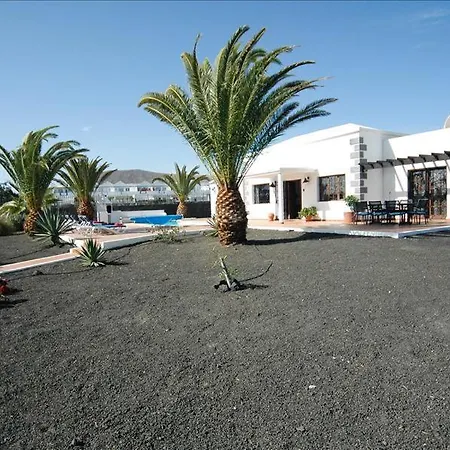 Playa Del Blanca - A Delightful 4 Bedroom - Hot Tub - Walking Distance To The Beach *